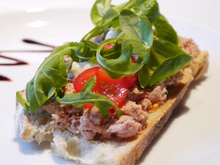 Tartines de thon, tomates cerise et basilic