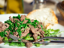 Straccetti à la romaine : Laurent Mariotte livre sa recette express de bœuf à l’italienne