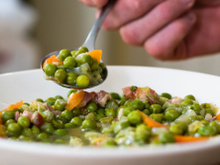 “On va manger léger” : Cyril Lignac partage sa recette de petits pois aux saucisses pour se régaler facilement
