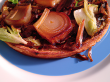 Tarte tatin aux endives braisées et bleu de bavière