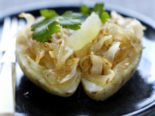 Princesse Amandine à la vapeur, compotée d'oignons doux aux cacahuètes, citron vert et coriandre