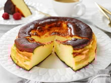 Comment faire un vrai cheesecake basque, ce gâteau qui a séduit le monde entier ?