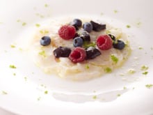 Carpaccio de Skrei de Norvège au citron combawa, fruits rouges en gelée