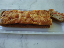 Cake façon lasagnes cantal, tomate et blancs de dinde