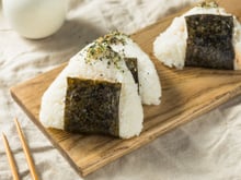 Comment faire de délicieux onigiri ? Ce snack japonais à base de riz très facile à préparer est parfait pour une petite faim !