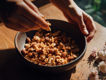 Granola maison façon banana bread : la recette croquante aux pépites de chocolat parfaite pour le petit-déj gourmand