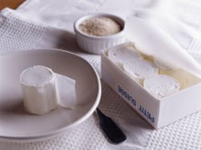 Petit suisse vs fromage frais : quelles différences et quel est le meilleur choix entre les deux