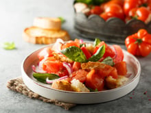 La panzanella, la recette qu’il vous faut pour l’été : voici celle de chef Damien pour réaliser cette délicieuse salade toscane !