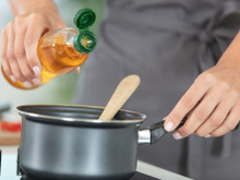 L’utilité cachée de la languette sur les bouteilles d’huile : ne la jetez plus !