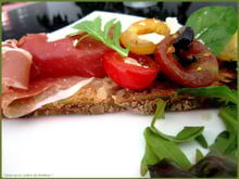 Bruschetta aux tomates cerises et jambon cru