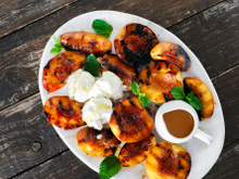Pêches grillées, glace à la vanille, sauce caramel et beurre salé