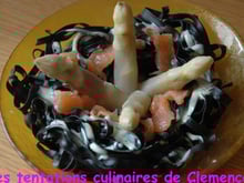 Fettucini à l'encre de seiche, asperges, saumon et safran