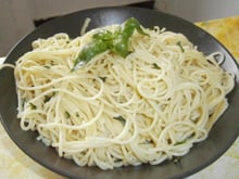 Spaghetti à l'ail, basilic et huile d'olive