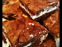 Duo de cheese-cake et brownie aux chocolats noir et blanc