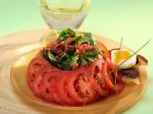 Salade auvergnate à la Vinaigrette bi-phasée à l'huile d'olive vierge extra, vinaigre de vin rouge et moutarde de Dijon