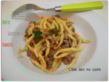 Trofie, saucisse et tomates