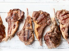 Côtes d'agneaux au barbecue