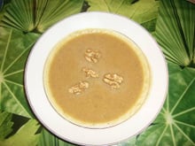 Soupe de céleri rave aux noix grillées