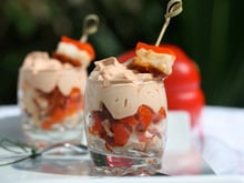 Verrine de lotte aux poivrons confits et chorizo chantilly poivron framboise