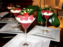 Confit d'aubergine aux groseilles, ganache au chocolat blanc et framboises