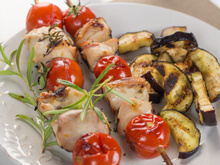 Brochettes de râbles de lièvre marinés au vermouth et romarin