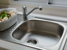 À quelle fréquence faut-il laver son évier de cuisine pour éviter qu’il ne devienne un nid à bactéries ?