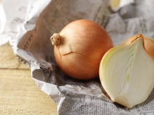 Le demi-oignon oublié au frigo : l'erreur que l'on fait tous et l'astuce pour le conserver parfaitement