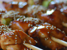 Brochette de poulet laqué au miel et au sésame