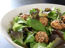 Croquettes de graines sur lit de jeunes pousses