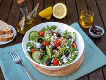 Salade aux pois chiches, fêta, roquette et olives noires