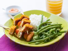 Petites brochettes de Bâtonnets Panés de Colin