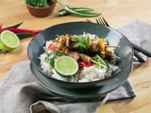 Brochettes de poulet et riz basmati sauce curry