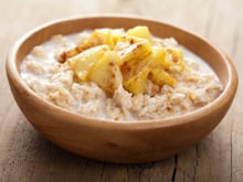 Porridge à la pomme et à la cannelle