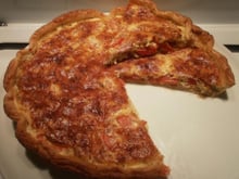 Tarte express au thon, tomate et fromage râpé