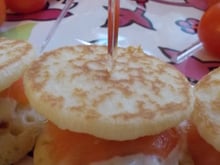 Mille-feuilles blinis/saumon fumé/Tzatziki