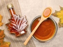 Miel, sirop d'érable, ces erreurs à ne pas commettre si on veut les utiliser pour remplacer le sucre