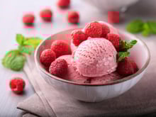 Une diététicienne partage sa recette de glace express à réaliser avec des framboises surgelées et son mixeur !