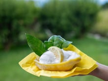 Ce dessert est aussi bon que beau ! Un sorbet citron-fraises présenté directement dans le fruit