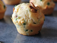 Cake au magret fumé, petit pois et fèves