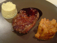 Filet mignon de black Angus Beef, chutney de coings et purée de céleri rave, sauce au vin rouge et sureau