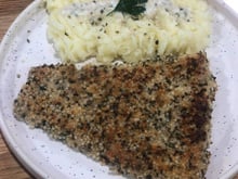 Purée maison, condiment au chanvre et poisson croustillant aux graines de chanvre