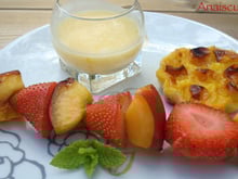 Brochettes de fraises et nectarines, sauce à l'orange