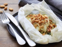 Papillotes de sole aux oignons et amandes