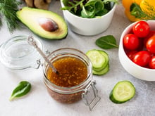 Salades d'été : comment alléger sa vinaigrette pour garder une sauce savoureuse et équilibrée ?