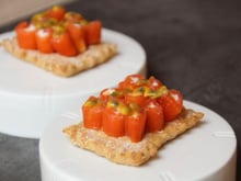 Crackers au Carré Frais et petit épeautre, roulé de saumon au Saint Agur et grenadille