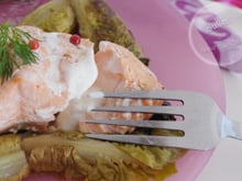 Papillotes de saumon, sucrines braisées et crème aux baies roses