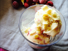 Glace au chocolat blanc, framboises et ses éclats de chocolats