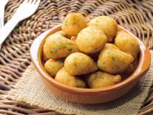 "Pour grignoter à l’apéritif" : la cheffe Stéphanie Le Quellec partage sa recette de petits accras, facile et économique !