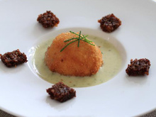 Œuf mollet frit à la crème de roquefort , croutons de rugbrod