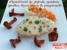 Chaud-froid de pintade aux herbes, gambas, girolles